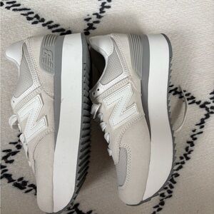 New Balance 574 platform sneakers size 6.5 US never worn ( no box)